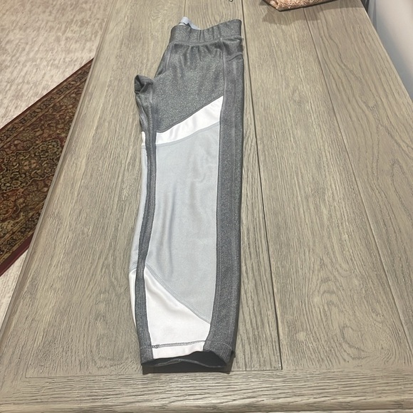 UA capri tights in light gray - Picture 3 of 4